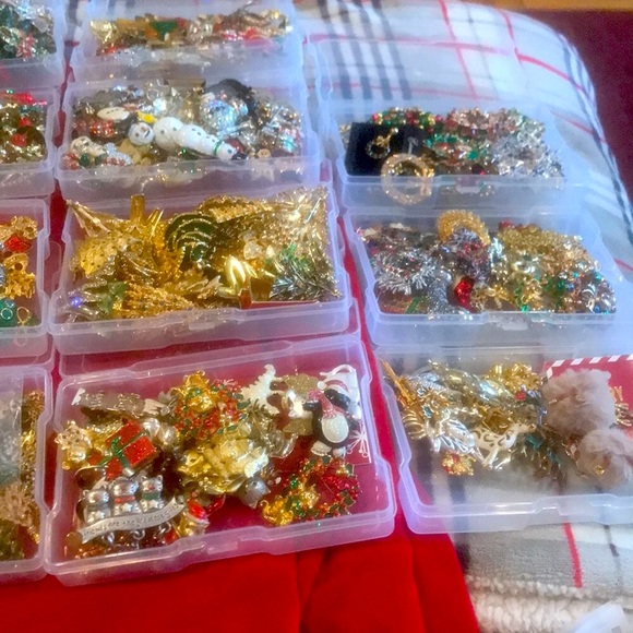 50% off ALL Christmas brooches!Great for gifts, grab bags,and more - Picture 5 of 5